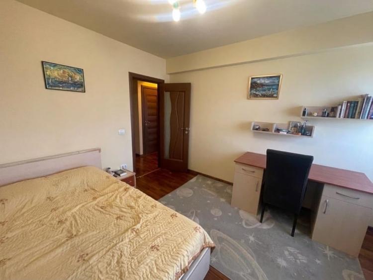 Apartament cu 4 camere decomandat, mobilat în Calea București
