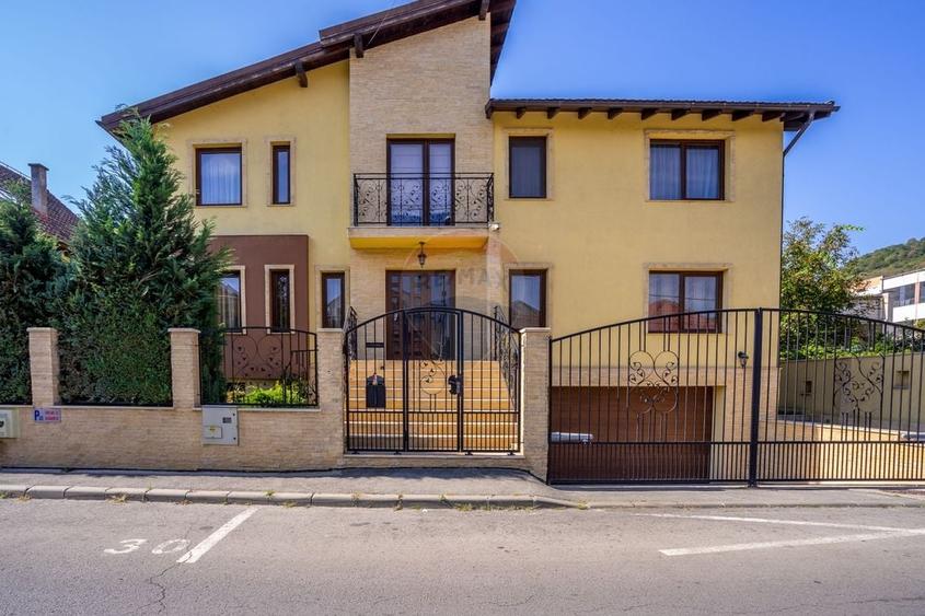 Casă individuală cu 8 camere cu Teren 405 Mp în Grigorescu