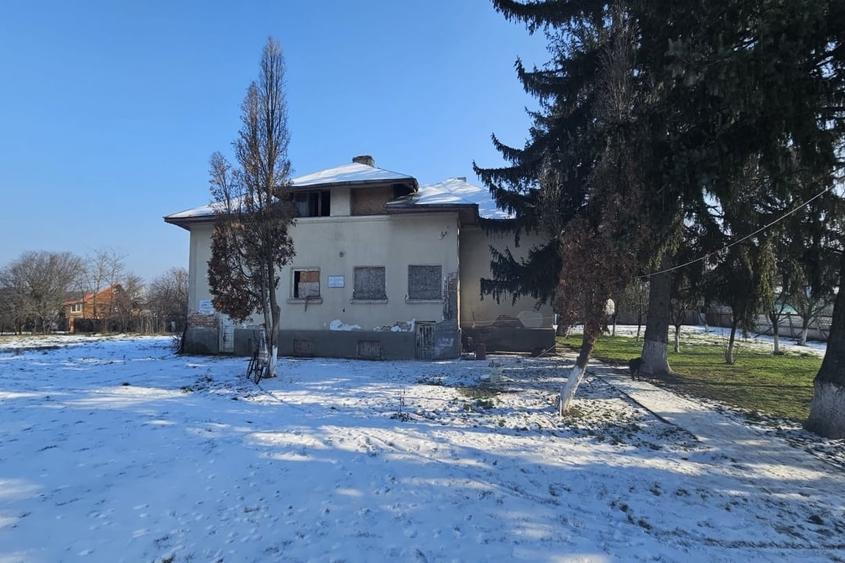 Casă cu 7 camere cu Teren 4098 Mp în Grădiștea
