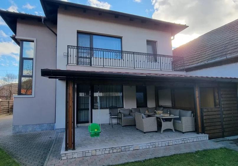 Casă individuală cu 5 camere cu Canalizare în Luna de Sus