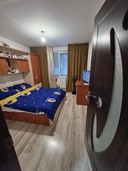 Apartament cu 4 camere semidecomandat în Berceni