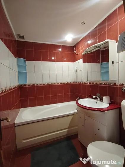 Apartament cu 3 camere decomandat în Sud