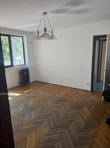 Apartament cu 3 camere semidecomandat în Iancului