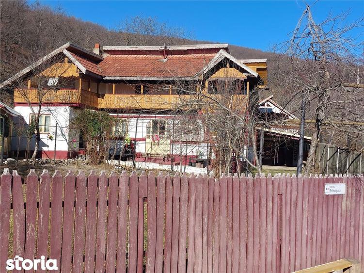Casă cu 5 camere cu Teren 1200 Mp în Central