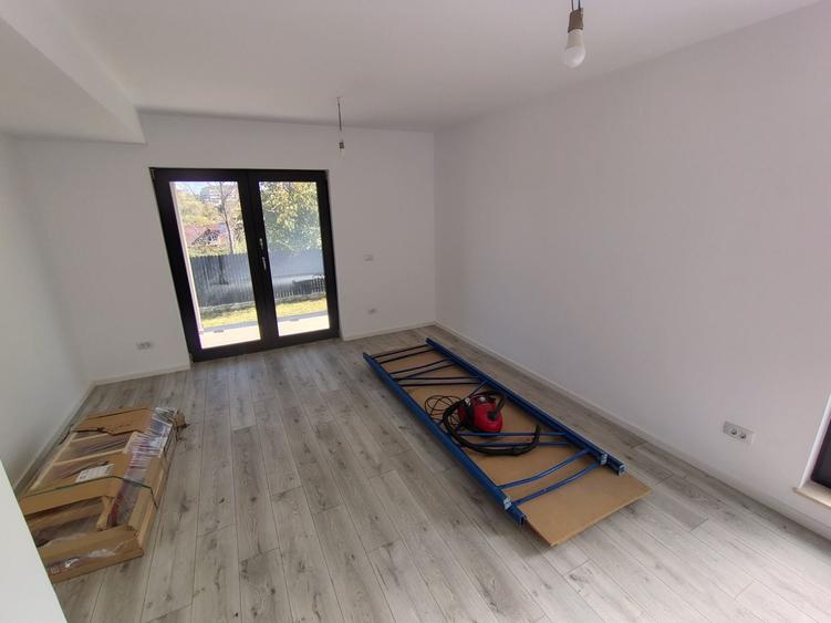 Casă cu 4 camere în Valea Adâncă