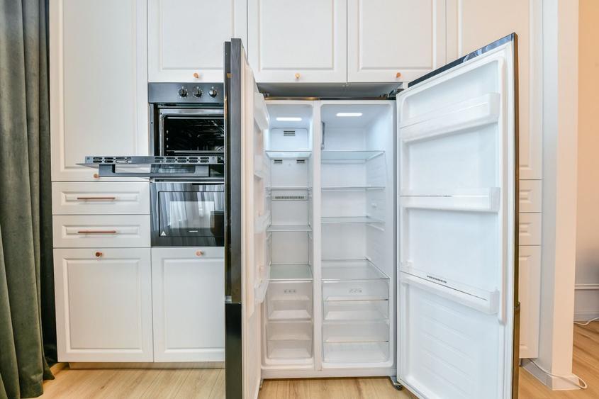 Apartament cu 3 camere semidecomandat, mobilat în Central