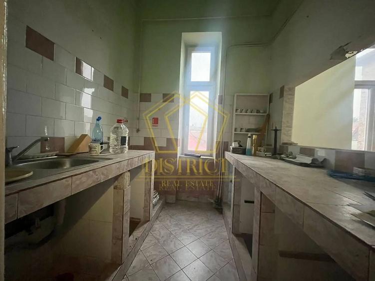 Apartament cu 5 camere semidecomandat în Elisabetin
