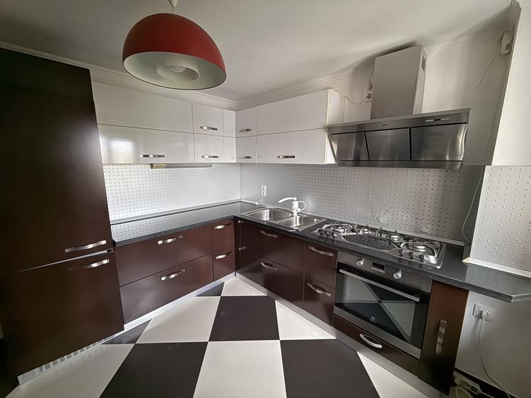 Apartament cu 3 camere semidecomandat, mobilat în Decebal
