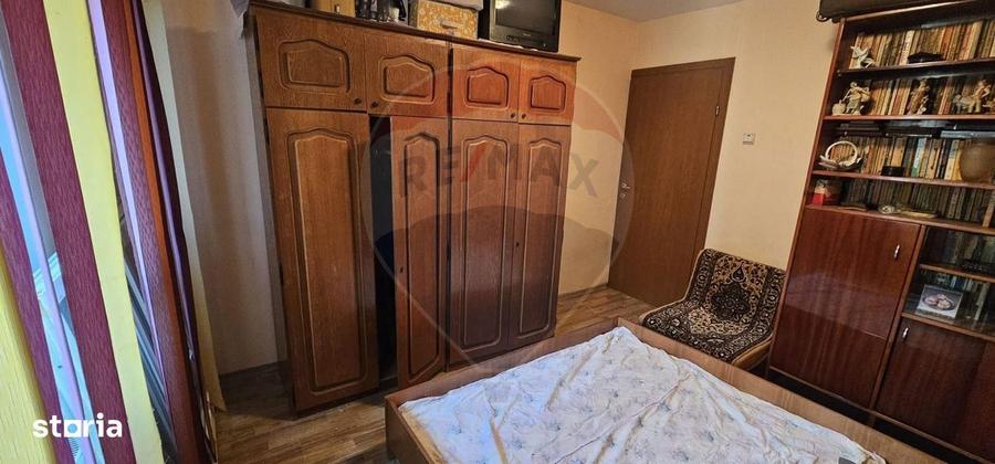 Apartament cu 4 camere decomandat în Coman