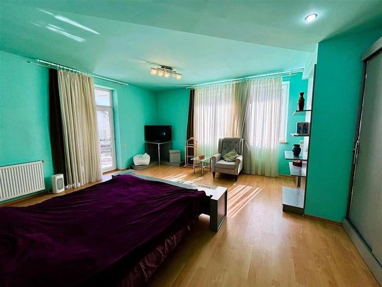 Casă individuală cu 10 camere cu Piscina în Malul Ursului