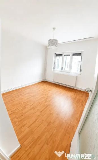 Apartament cu 3 camere decomandat în Micro 21