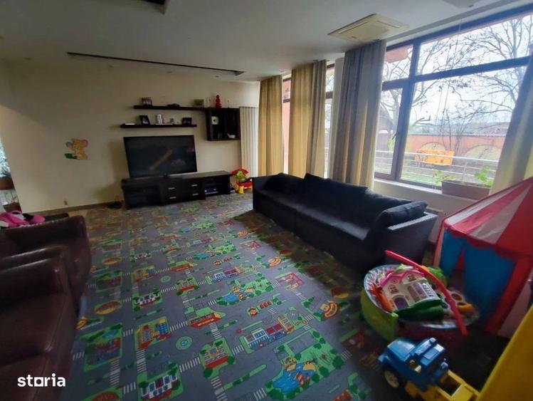 Casă individuală cu 14 camere cu Canalizare în Cernica