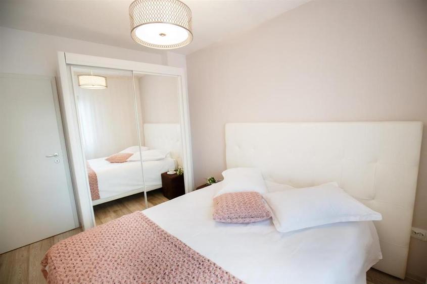 Apartament cu 3 camere semidecomandat în Podul de Fier