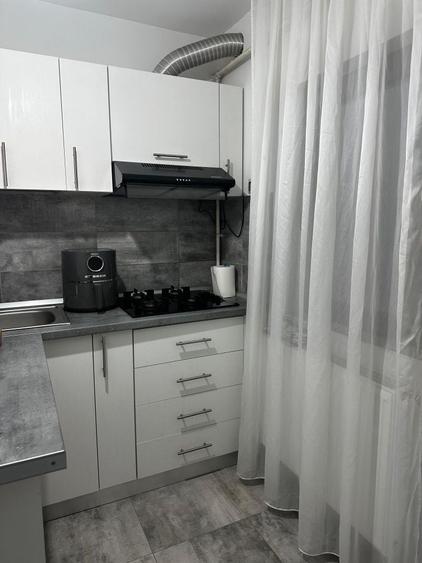 Apartament cu 3 camere semidecomandat în Debarcader
