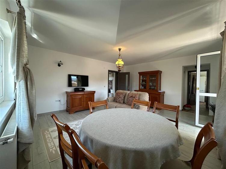 Apartament cu 2 camere decomandat, mobilat în Cristian