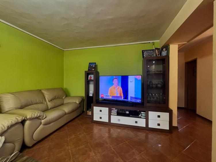 Apartament cu 3 camere decomandat în CET