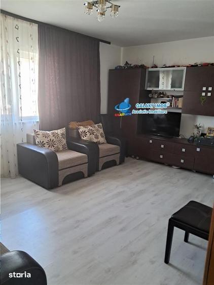 Apartament cu 3 camere decomandat, mobilat în Bradu