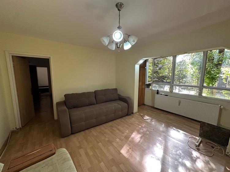 Apartament cu 3 camere semidecomandat în Berceni
