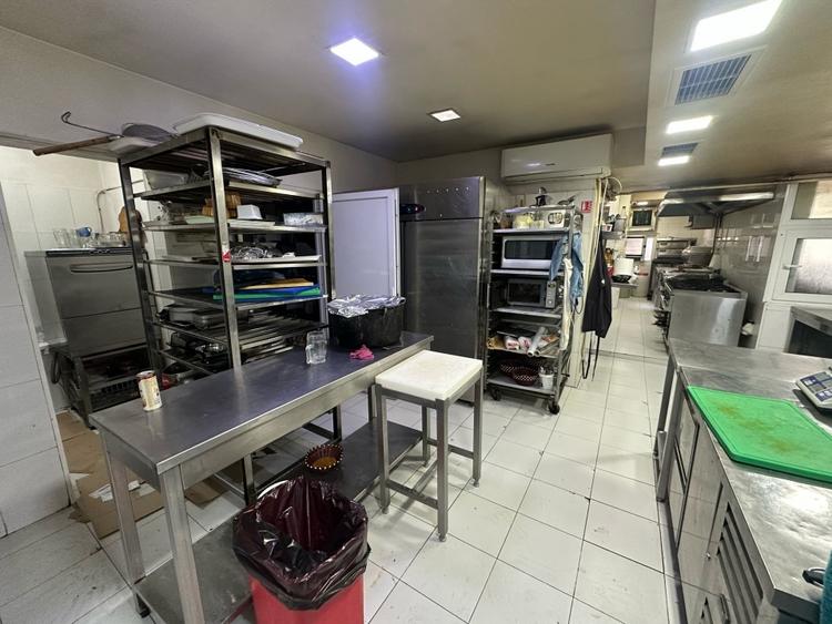 Spațiu comercial, de 295 mp, în Titan
