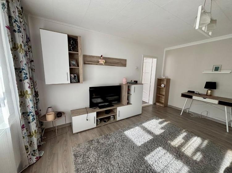 Apartament cu 2 camere semidecomandat, mobilat în Decebal