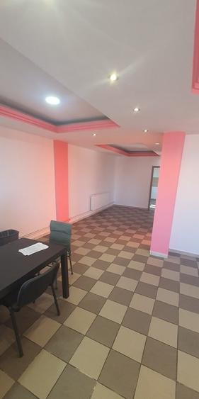 Apartament cu 4 camere semidecomandat, mobilat în Fundeni