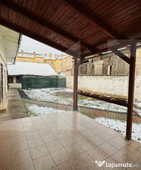 Casă cu 7 camere cu Teren 760 Mp în Central