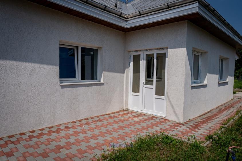 Casă individuală cu 4 camere cu Canalizare în Moinești