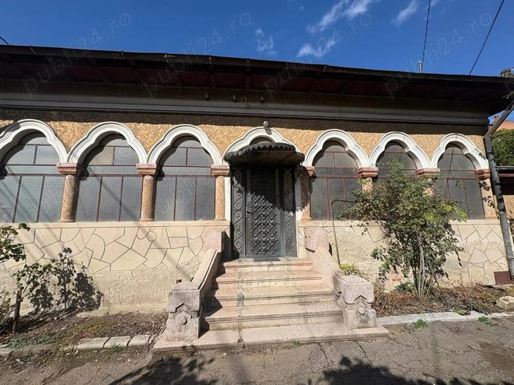 Casă cu 5 camere cu Teren 382 Mp în Republicii