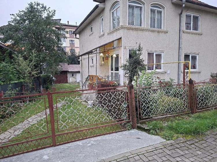 Casă cu 5 camere cu Teren 720 Mp în Câmpulung Moldovenesc