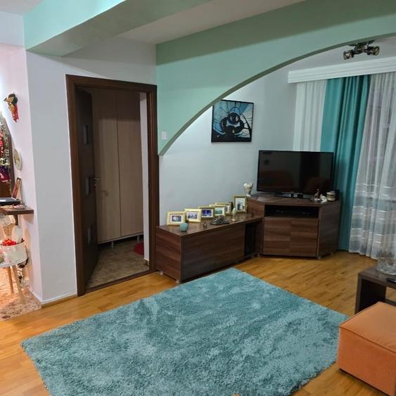 Apartament cu 3 camere decomandat, mobilat în Central