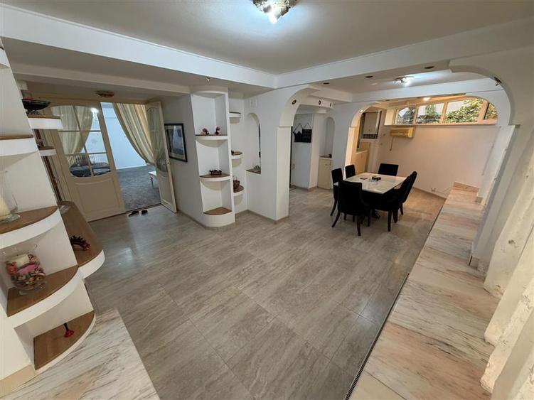 Apartament cu 3 camere decomandat, mobilat în Central