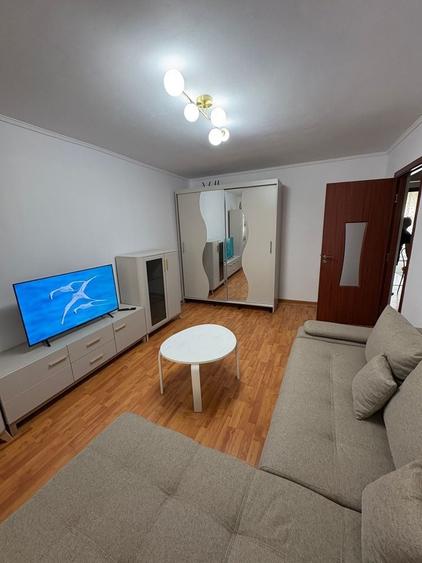 Apartament cu 3 camere decomandat în Exterior Vest
