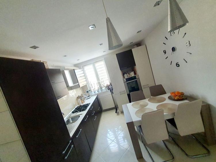 Apartament cu 3 camere semidecomandat, mobilat în Libertății