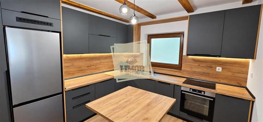Casă individuală cu 7 camere cu Teren 1000 Mp în Central