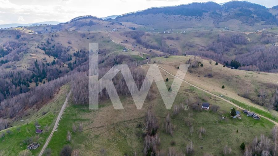 Teren Construcții extravilan de 11105 mp, în Fundata