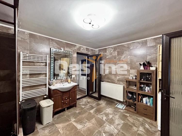 Casă individuală cu 5 camere cu Canalizare în Central