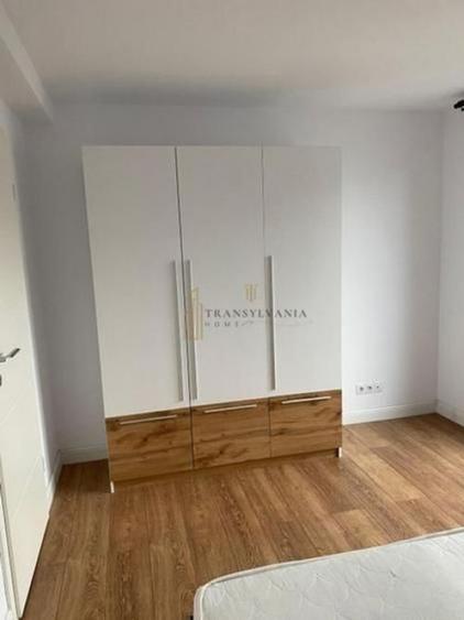 Apartament cu 3 camere semidecomandat, mobilat în Central