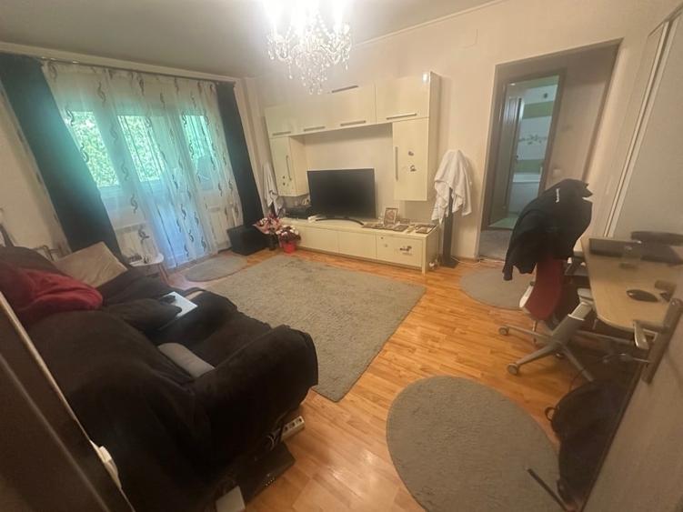 Apartament cu 3 camere semidecomandat, mobilat în Colentina