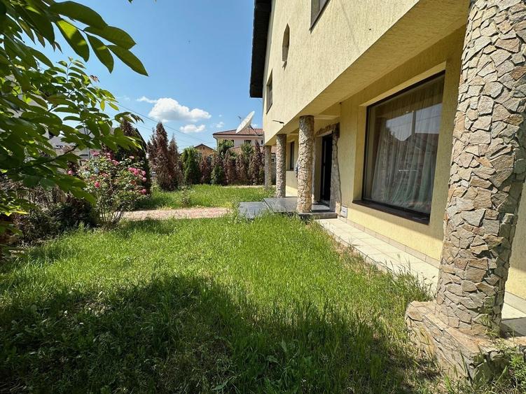 Duplex cu 5 camere cu Canalizare în Exterior Sud