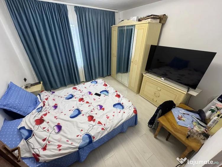 Apartament cu 3 camere decomandat în Poarta 6