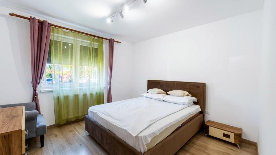 Apartament cu 2 camere decomandat, mobilat în Tractorul
