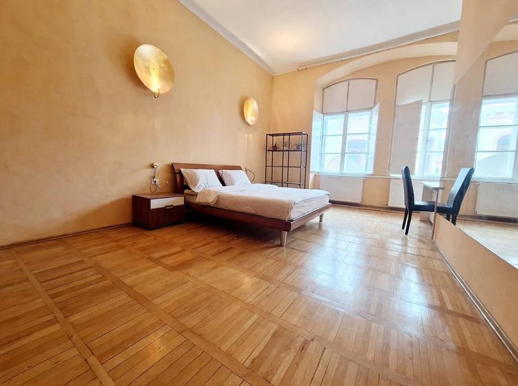 Apartament cu 3 camere semidecomandat, mobilat în Central