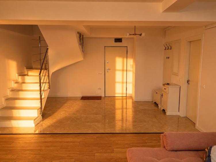 Apartament cu 3 camere decomandat, mobilat în Faleza Nord