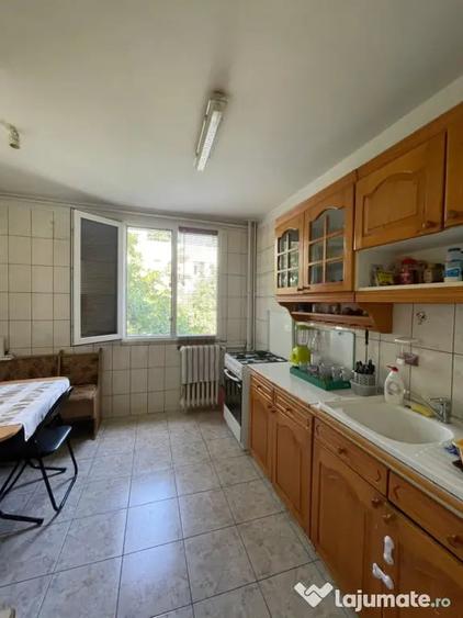 Apartament cu 3 camere semidecomandat în Giurgiului