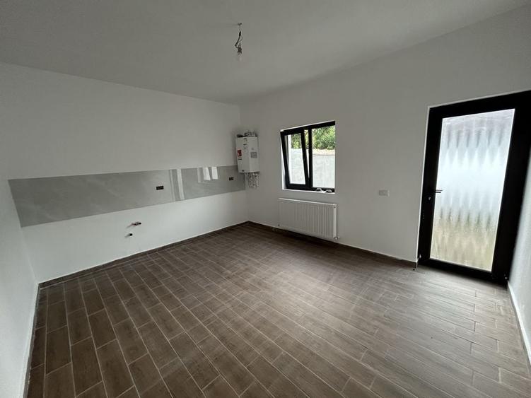 Casă cu 4 camere în Lumina