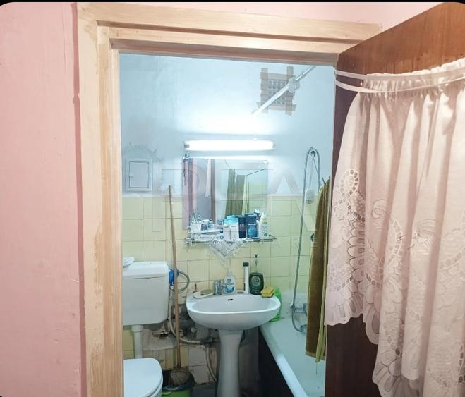 Apartament cu 3 camere semidecomandat în Berceni
