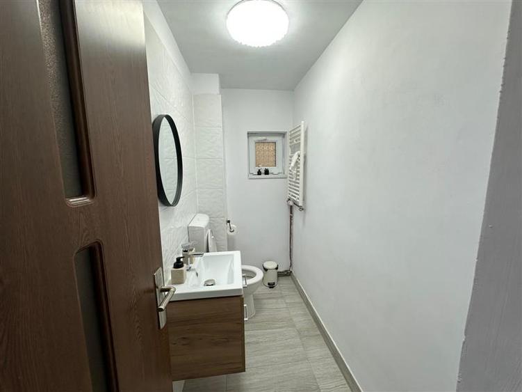 Apartament cu 3 camere decomandat, mobilat în Central