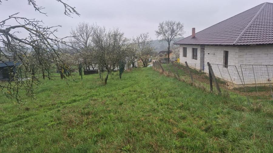 Teren de 4000 mp, în Groși