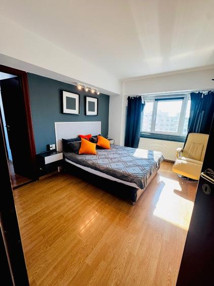 Apartament cu 3 camere decomandat în P-ța Victoriei