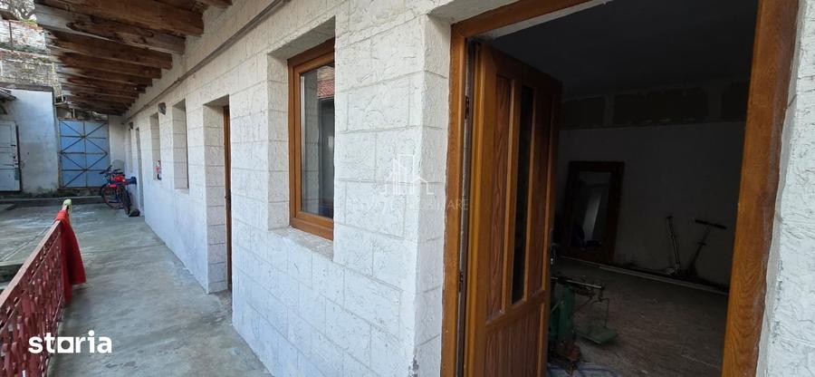 Casă decomandat cu Teren 1000 Mp în Central